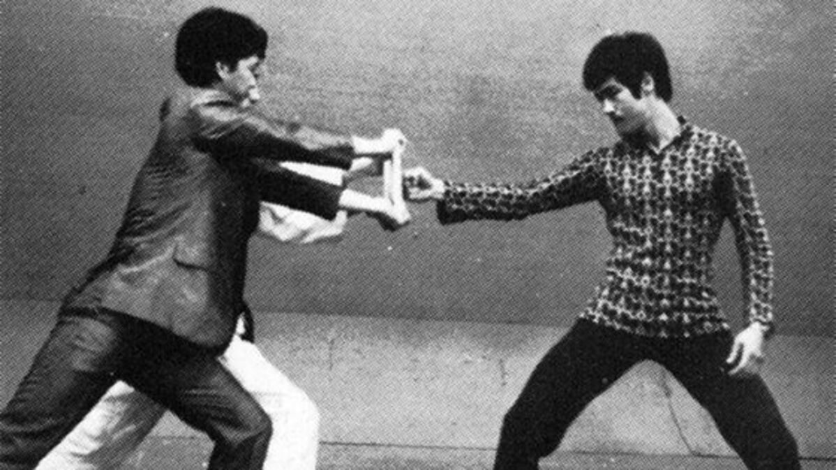 Bruce Lee Contre Le Geant Noir Bruce Lee réussit à briser une planche à bout portant