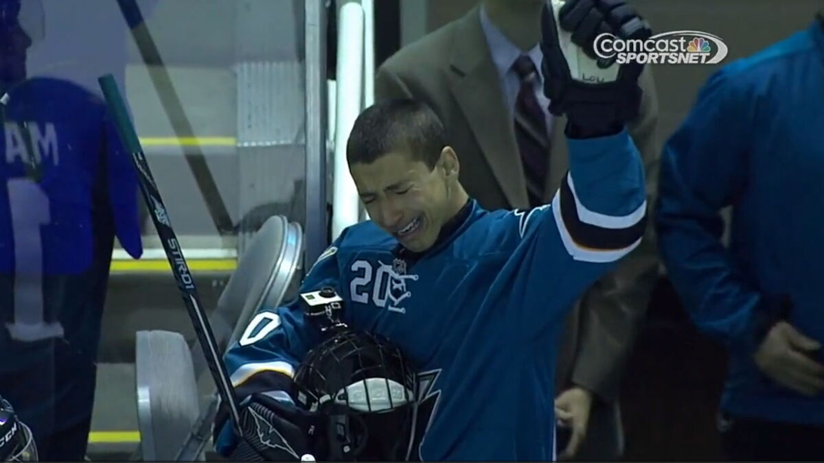 Un fan de hockey sur glace atteint d'une maladie cardiaque joue avec