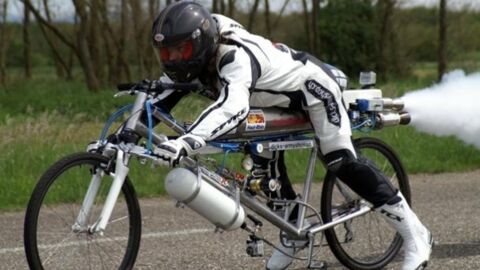 Un Français propulse son vélo-fusée à 333 km/h