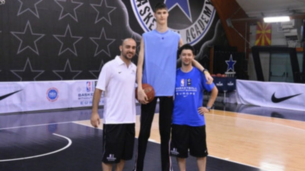 D couvrez Robert Bobroczky Le Plus Grand Basketteur D Europe Qui he-s-more-like-an-alien-lebron-james-dismisses-unicorn-talk-about