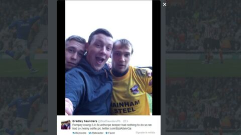 Insolite : Le gardien de but de Scunthorpe prend un selfie avec des supporteurs adverses en plein match