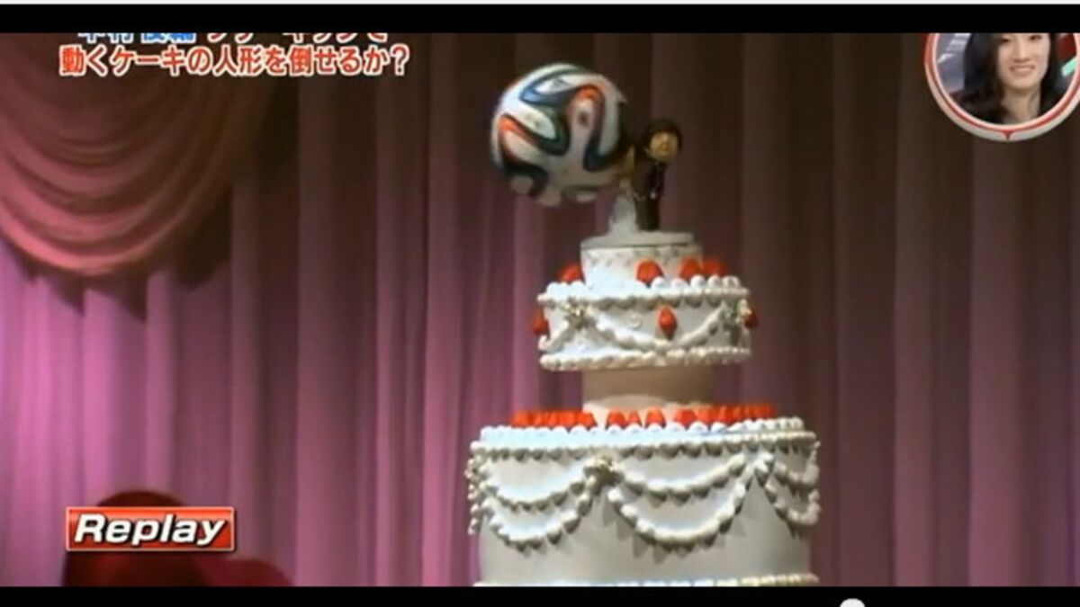 Insolite Le Coup Franc Incroyablement Precis De Shunsuke Nakamura Qui Fait Tomber Une Figurine Sur Un Gateau De Mariage