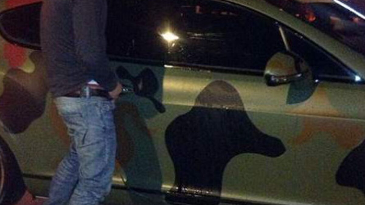 Un Supporteur De Manchester United Urine Sur La Voiture De Mario Balotelli