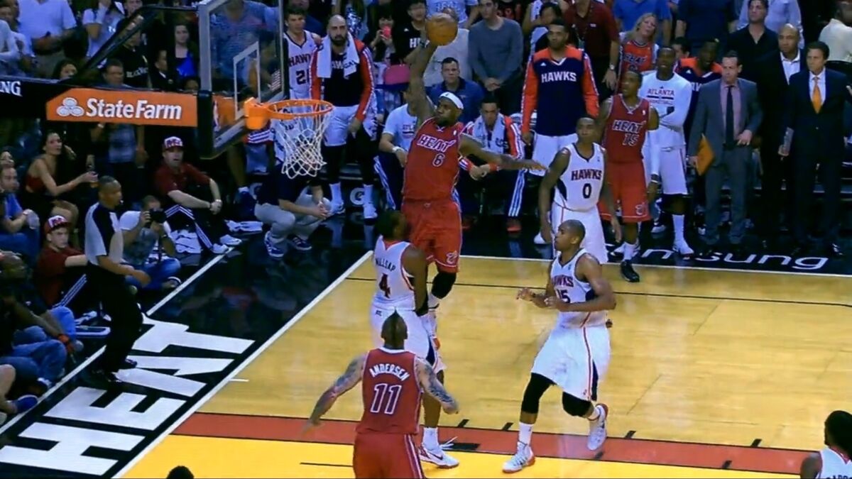 NBA: Le dunk de LeBron James monstrueux lors de Miami Heat - Atlanta Hawks