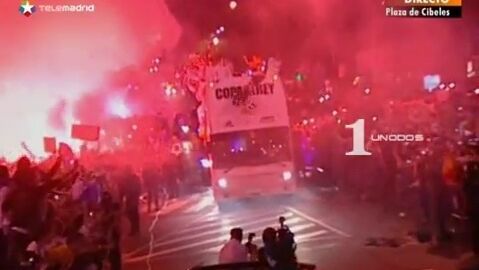 FC Barcelone - Real Madrid: Sergio Ramos laisse tomber la Coupe du haut du bus
