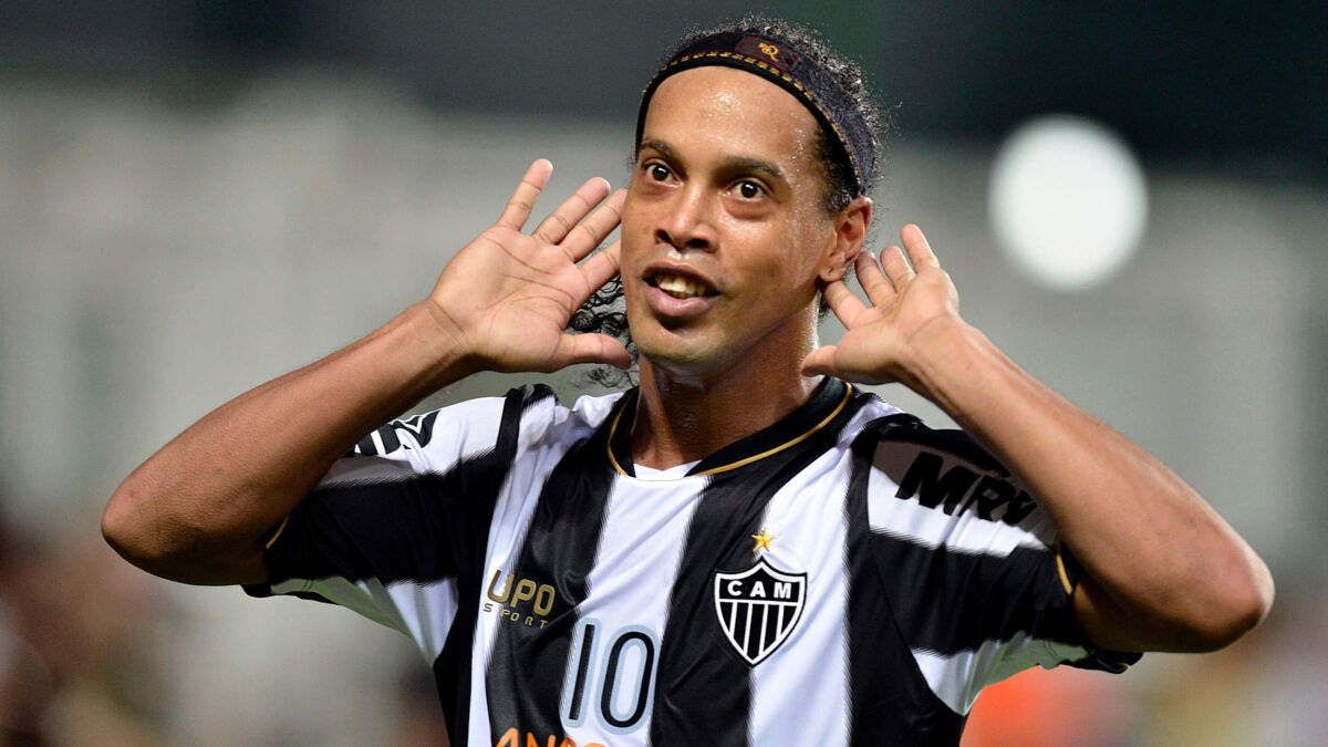 Ronaldinho: Ses plus beaux dribbles face aux meilleurs joueurs du ...