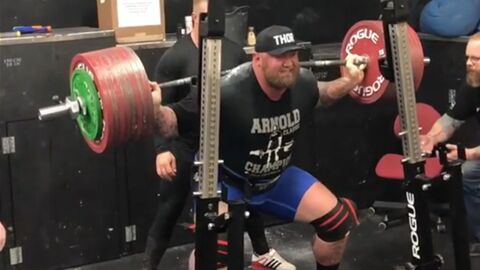 Thor Bjronsson s'entraîne a 445 kg au squat avant le Thor's Powerlifting Challenge