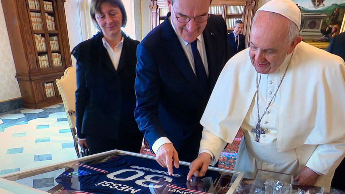 Папа Франциск Месси. Папа Римский получил подарок от футболиста. Отец Месси на переговорах. Я сделала предложение папе римскому