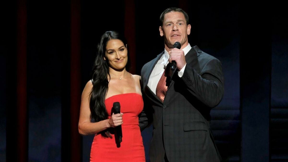 WWE : John Cena et sa femme Nikki Bella se déshabillent pour fêter le  succès de leur chaîne