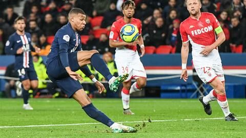 Photo : Gregory van der Wiel et ses coéquipiers du PSG fêtent le titre de  champion de France - photo publiée sur le compte Instagram du joueur de  foot le 16 mai 2015 - Purepeople