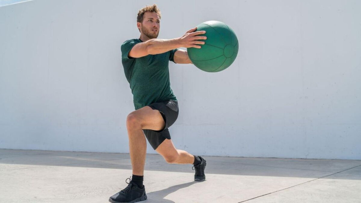Squats medicine ball voici comment réaliser l'exercice parfait pour