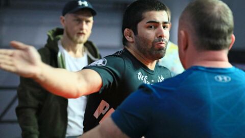 En Russie, le Champion des concours de claques est détrôné sur un gros KO
