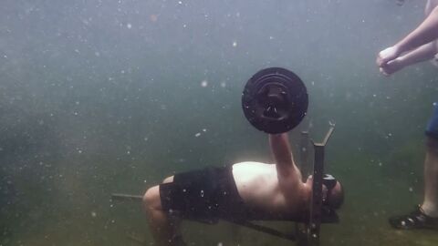 Musculation : Il bat le record du monde de développé couché sous l'eau