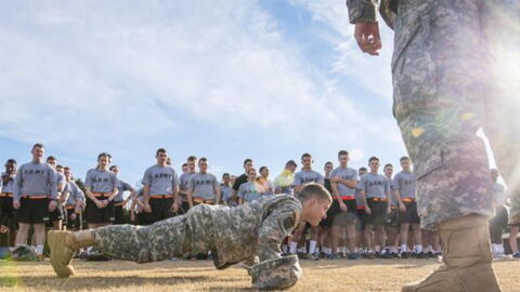 Un entrainement militaire sans matériel pour rester en forme même en déplacement
