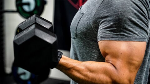 Ebenezer Samuel propose un nouveau finisher pour les biceps