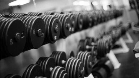 Un programme avec haltères à faire à la maison #1