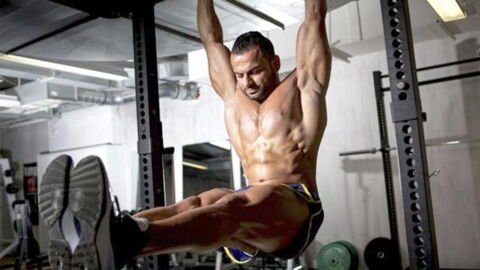 Exercices abdos : 7 exercices à réaliser sur des barres de traction