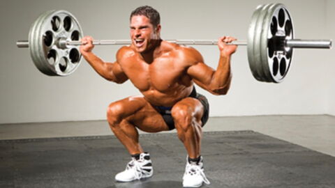 Cette petite astuce pour vos squats à la barre peut tout changer