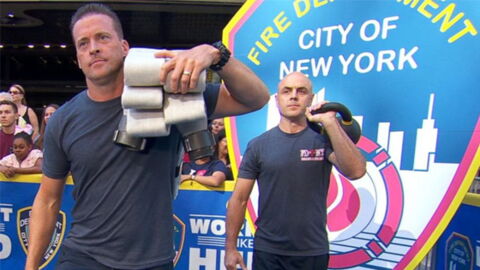 Les pompiers de New-York font une démonstration de leur entraînement