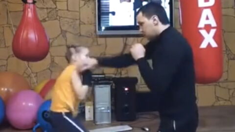 Boxe : À seulement 5 ans, cette petite fille a déjà tout d'une championne