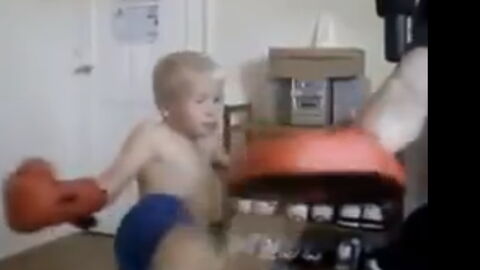 A 6 ans, cet enfant boxe déjà comme un pro
