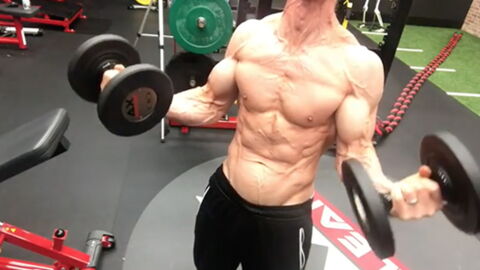 Quand Jeff Cavaliere fait des curls, on croirait que ses biceps vont exploser