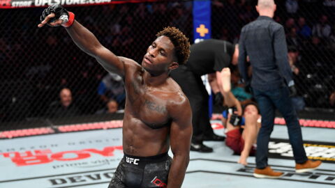 Hakeem Dawodu claque un énorme head-kick KO qui met son adversaire au sol (VIDÉO)