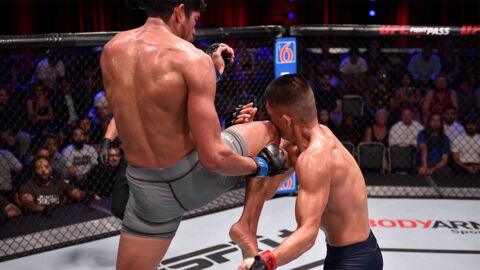 Il claque un magnifique KO en flying knee à quelques secondes de la fin du combat (VIDÉO)