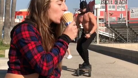 Scott Mathison se déguise en Batman pour lutter contre la malbouffe