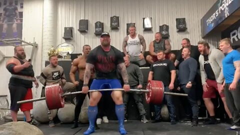 Entouré de ses amis, Thor Bjornsson aka La Montagne soulève 473 kilos en deadlift