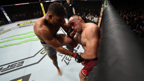 Alistair Overeem met KO Alexey Oleinik avec une série de coups de genou impressionnante