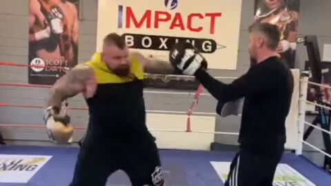 Eddie Hall, strongman, se met à la boxe et frappe des pads bruyamment
