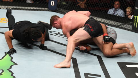 L'arbitre Herb Dean arrête un combat beaucoup trop tard et met en danger Trevin Giles (VIDÉO)