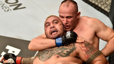 UFC Moscou : Aleksei Oleinik vient à bout de Mark Hunt dès le premier round sur une belle rear-naked choke