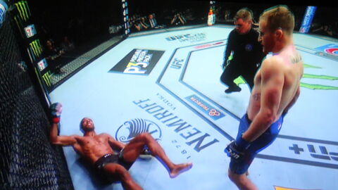 Flashback : Justin Gaethje met un énorme KO à Edson Barboza pour confirmer qu'il est le plus violent (VIDÉO)