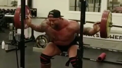 Haftor Julius Bjornsson effectue 29 squats à 200 kg
