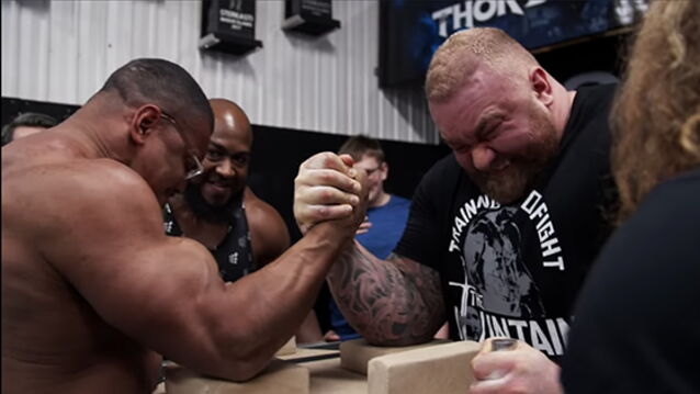 Le bodybuilder Larry Wheels affronte La Montagne au bras de fer