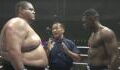 Sumo vs champion de kickboxing, le combat aux 130 kilos d'écart s'est fini par un KO d'exception
