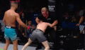 Un combattant de MMA s’attaque à un arbitre après avoir perdu par soumission (VIDEO)
