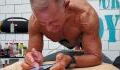 George E. Hood : un homme de 62 ans bat le record du monde de gainage en restant plus de 8h en planche !