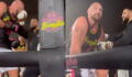 Tyson Fury frappé par un fan pendant son entraînement, sa réaction étonne toute la salle