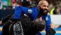 L'ex-champion UFC Demetrious Johnson soumet un adversaire 40 kilos plus lourd