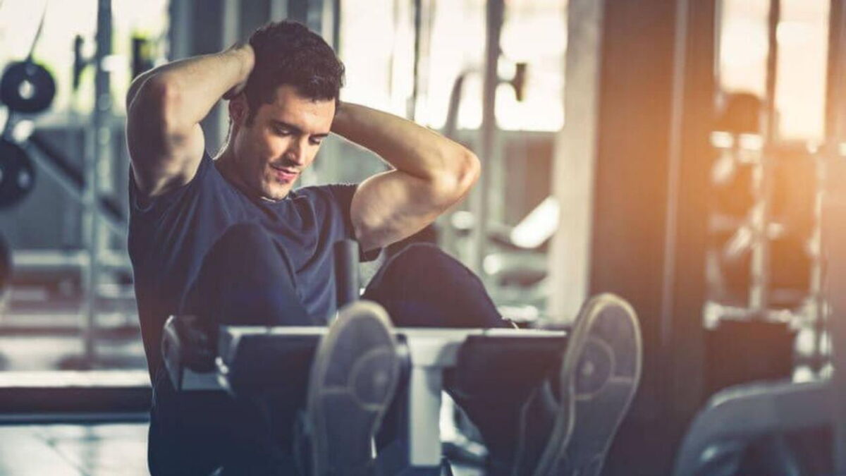 Abdos : conseils et astuces pour faire le rameur sur un banc