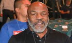 Un homme critique le tatouage de Mike Tyson, le boxeur débarque et le recadre en direct