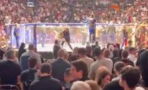UFC : une fan tente de rentrer dans l'octogone après un combat et se fait violemment jeter (VIDEO)