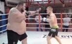 220 kg vs 77 kg, un combat de MMA très controversé se termine sur un KO dévastateur