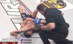 Un combattant de MMA se blesse gravement à cause d'un arbitre inconscient (VIDEO)