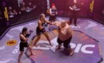 3 femmes vs 1 seul homme, le combat de MMA aberrant qui fait polémique en Russie (VIDEO)