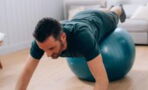 Planche sur Swiss ball : comment bien faire cet exercice de gainage