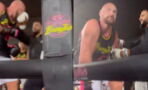 Tyson Fury frappé par un fan pendant son entraînement, sa réaction étonne toute la salle